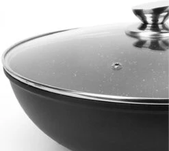 Royal Swiss WK30 - Wokpan - Ø 30 Cm - Marmeren Coating - Inductie - Met Glazen Deksel - PFAS-vrijs - Zwart 8 Royal Swiss WK30 - Wokpan - Ø 30 Cm - Marmeren Coating - Inductie - Met Glazen Deksel - PFAS-vrijs - Zwart -Kookgerei Korting Winkel 1200x1076 7