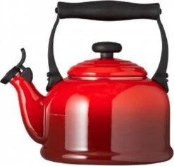 Le Creuset Tradition Fluitketel - 2.1 L - Kersenrood 9 Le Creuset Tradition Fluitketel - 2.1 L - Kersenrood -Kookgerei Korting Winkel 1200x1145 4