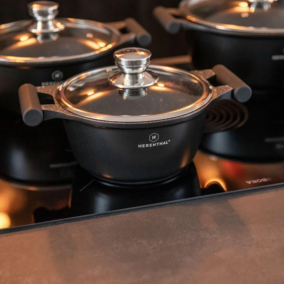 Herenthal Inductie Pannenset - Luxe 10-delige Koekenpanset - Voor Alle Warmtebronnen - Met Glazen Deksels En Koudgrepen - Zwart 8 Herenthal Inductie Pannenset - Luxe 10-delige Koekenpanset - Voor Alle Warmtebronnen - Met Glazen Deksels En Koudgrepen - Zwart - Afbeelding 6