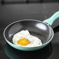 VitaVerde Expert Koekenpannenset Ø 20cm + Ø 24cm + Ø 28cm - Turquoise - Inductie - PFAS-vrij 17 VitaVerde Expert Koekenpannenset Ø 20cm + Ø 24cm + Ø 28cm - Turquoise - Inductie - PFAS-vrij -Kookgerei Korting Winkel 1200x1200 469