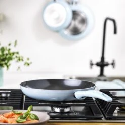 VitaVerde Expert Koekenpannenset Ø 20cm + Ø 24cm + Ø 28cm - Lichtblauw - Inductie - PFAS-vrij 14 VitaVerde Expert Koekenpannenset Ø 20cm + Ø 24cm + Ø 28cm - Lichtblauw - Inductie - PFAS-vrij -Kookgerei Korting Winkel 1200x1200 511