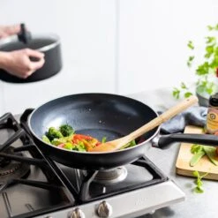 GreenPan Memphis Keramische Wokpan - Ø 28 Cm - PFAS-vrij 27 GreenPan Memphis Keramische Wokpan - Ø 28 Cm - PFAS-vrij -Kookgerei Korting Winkel 1200x1200 590