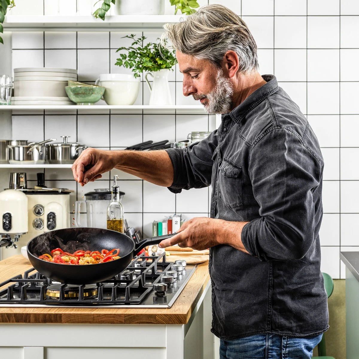 KitchenAid Classic Forged Aluminium Wok ø28cm - Zwart - Inductie - Anti-aanbak 4 KitchenAid Classic Forged Aluminium Wok ø28cm - Zwart - Inductie - Anti-aanbak - Afbeelding 2