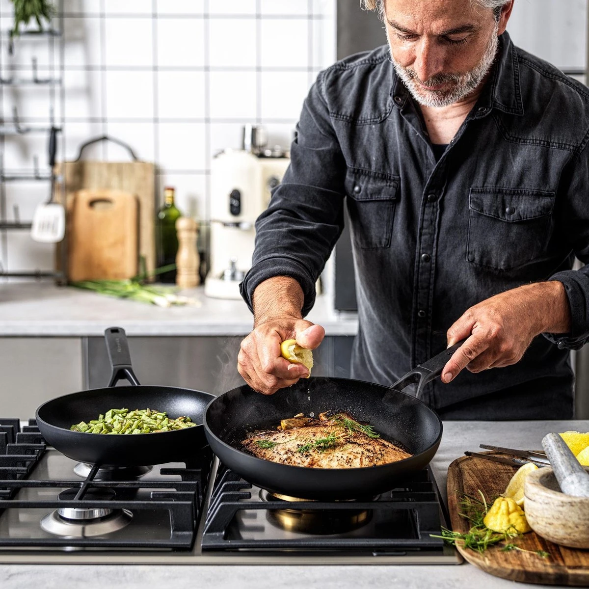 KitchenAid Classic Forged Aluminium Wok ø28cm - Zwart - Inductie - Anti-aanbak 11 KitchenAid Classic Forged Aluminium Wok ø28cm - Zwart - Inductie - Anti-aanbak - Afbeelding 9