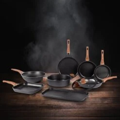 Rosmarino Black Line - Wokpan - Ø30cm - 100% PFAS & PFOA Vrij - Gegoten Aluminium - Non-stick Minerale Coating - Ergonomische Handgreep - Geschikt Voor Alle Warmtebronnen & Vaatwasser 24 Rosmarino Black Line - Wokpan - Ø30cm - 100% PFAS & PFOA Vrij - Gegoten Aluminium - Non-stick Minerale Coating - Ergonomische Handgreep - Geschikt Voor Alle Warmtebronnen & Vaatwasser -Kookgerei Korting Winkel 1200x1200 652