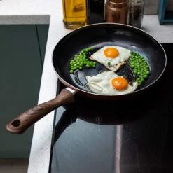 Nuovva Koperen Koekenpan - Keramische Antikleeflaag – Houten Handvat Koekenpan - Ø 24 Cm Inductie - PTFE-vrij 16 Nuovva Koperen Koekenpan - Keramische Antikleeflaag – Houten Handvat Koekenpan - Ø 24 Cm Inductie - PTFE-vrij -Kookgerei Korting Winkel 1200x1200 743