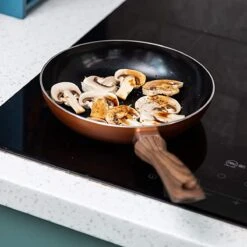 Nuovva Koperen Koekenpan - Keramische Antikleeflaag – Houten Handvat Koekenpan - Ø 24 Cm Inductie - PTFE-vrij 19 Nuovva Koperen Koekenpan - Keramische Antikleeflaag – Houten Handvat Koekenpan - Ø 24 Cm Inductie - PTFE-vrij -Kookgerei Korting Winkel 1200x1200 745