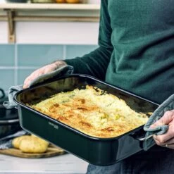 Dagelijkse Kost Door Jeroen Meus - Braadslede 39,5x28,6cm - Olijfgroen - Emaille - PFAS-vrij 16 Dagelijkse Kost Door Jeroen Meus - Braadslede 39,5x28,6cm - Olijfgroen - Emaille - PFAS-vrij -Kookgerei Korting Winkel 1200x1200 755