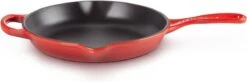 Le Creuset - Gietijzeren Ronde Skillet In Kersenrood 23cm 13 Le Creuset - Gietijzeren Ronde Skillet In Kersenrood 23cm -Kookgerei Korting Winkel 1200x397 1
