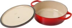 Le Creuset - Gietijzeren - Lage Braadpan - 24cm - Kersenrood 38 Le Creuset - Gietijzeren - Lage Braadpan - 24cm - Kersenrood -Kookgerei Korting Winkel 1200x478 1