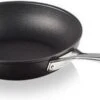 Le Creuset - Les Forgees - Diepe Koekenpan - 26cm 2,75l 1 Le Creuset - Les Forgees - Diepe Koekenpan - 26cm 2,75l -Kookgerei Korting Winkel 1200x595 7