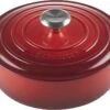 Le Creuset - Gietijzeren - Lage Braadpan - 24cm - Kersenrood 1 Le Creuset - Gietijzeren - Lage Braadpan - 24cm - Kersenrood -Kookgerei Korting Winkel 1200x738 3