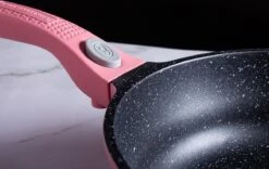 Royalty Line Inductie Pannenset - Luxe 14-delige Pannenset Marmeren Coating - Pannen Met Afneembare Handvaten - Oven-Ready - PFAS-Vrij - Voor Alle Warmtebronnen - Afneembare Koudgrepen - Antiaanbaklaag - Koekenpan Met Glazen Deksels - Roze 18 Royalty Line Inductie Pannenset - Luxe 14-delige Pannenset Marmeren Coating - Pannen Met Afneembare Handvaten - Oven-Ready - PFAS-Vrij - Voor Alle Warmtebronnen - Afneembare Koudgrepen - Antiaanbaklaag - Koekenpan Met Glazen Deksels - Roze -Kookgerei Korting Winkel 1200x757 7