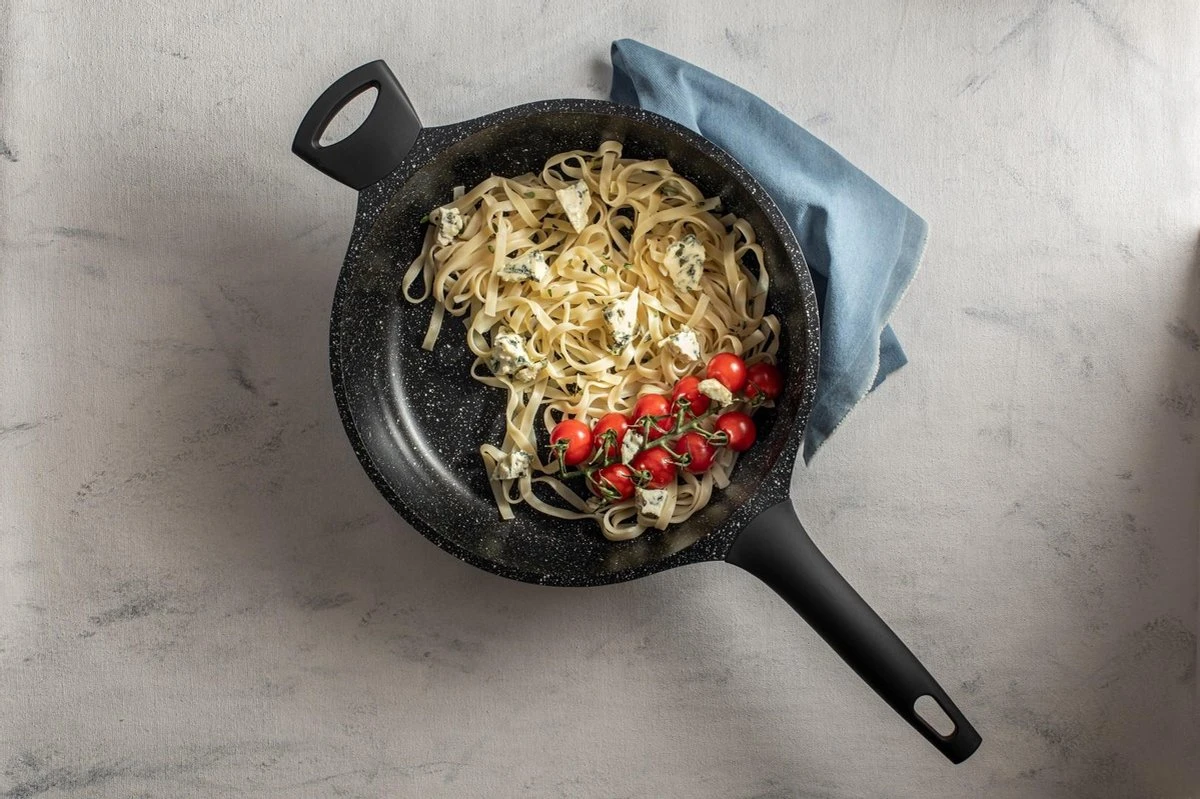 Sola Hapjespan Fair Cooking - Ø 28 Cm - Zwart/wit - Aluminium - Antiaanbaklaag 8 Sola Hapjespan Fair Cooking - Ø 28 Cm - Zwart/wit - Aluminium - Antiaanbaklaag - Afbeelding 6