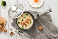 Swiss Pro+ | Set 14 Delige Pannenset | Inductie - Pannensets - Glazen Deksel - Met Afneembare Handgreep - Marmeren Interieur -PFAS-vrij | Grey / Silver 17 Swiss Pro+ | Set 14 Delige Pannenset | Inductie - Pannensets - Glazen Deksel - Met Afneembare Handgreep - Marmeren Interieur -PFAS-vrij | Grey / Silver -Kookgerei Korting Winkel 1200x799 68