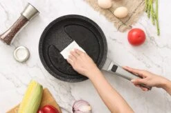 Swiss Pro+ | Set 14 Delige Pannenset | Inductie - Pannensets - Glazen Deksel - Met Afneembare Handgreep - Marmeren Interieur -PFAS-vrij | Grey / Silver 24 Swiss Pro+ | Set 14 Delige Pannenset | Inductie - Pannensets - Glazen Deksel - Met Afneembare Handgreep - Marmeren Interieur -PFAS-vrij | Grey / Silver -Kookgerei Korting Winkel 1200x799 69