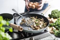 GreenPan Mayflower Koekenpannenset Ø 20cm + Ø 24cm + 1 Accessoire - Lichtblauw - Inductie - PFAS-vrij 25 GreenPan Mayflower Koekenpannenset Ø 20cm + Ø 24cm + 1 Accessoire - Lichtblauw - Inductie - PFAS-vrij -Kookgerei Korting Winkel 1200x800 104