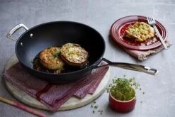 Le Creuset Wokpan - Met Steel - Les Forgées TNS - ø 26 Cm / 3.4 Liter - Standaard Anti-aanbaklaag 8 Le Creuset Wokpan - Met Steel - Les Forgées TNS - ø 26 Cm / 3.4 Liter - Standaard Anti-aanbaklaag -Kookgerei Korting Winkel 1200x800 127