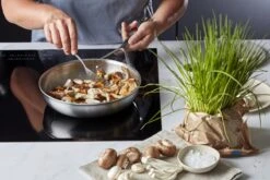 Demeyere Essential 5 RVS Koekenpan – Koekenpan Inductie - 28 Cm – PTFE-vrij 11 Demeyere Essential 5 RVS Koekenpan – Koekenpan Inductie - 28 Cm – PTFE-vrij -Kookgerei Korting Winkel 1200x800 91