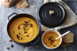 Staub Ronde Braadpan - Ø28 Cm - Zwart 13 Staub Ronde Braadpan - Ø28 Cm - Zwart -Kookgerei Korting Winkel 1200x801 14