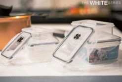 The White Series - Keramische Pannenset Met Glazen Deksels - Inclusief Set Vershoudbakjes - Zwart 11 The White Series - Keramische Pannenset Met Glazen Deksels - Inclusief Set Vershoudbakjes - Zwart -Kookgerei Korting Winkel 1200x813 4