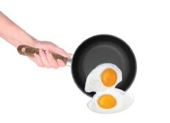 Nuovva Koperen Koekenpan - Keramische Antikleeflaag – Houten Handvat Koekenpan - Ø 24 Cm Inductie - PTFE-vrij 15 Nuovva Koperen Koekenpan - Keramische Antikleeflaag – Houten Handvat Koekenpan - Ø 24 Cm Inductie - PTFE-vrij -Kookgerei Korting Winkel 1200x870 5