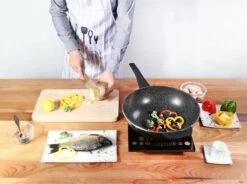 Cheffinger Wokpan Met Deksel - 32cm - Zwart - Pan - Keukenaccessoires 19 Cheffinger Wokpan Met Deksel - 32cm - Zwart - Pan - Keukenaccessoires -Kookgerei Korting Winkel 1200x892 3