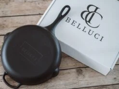 Belluci - Ø26cm - Koekenpan - Skillet + Deksel Geëmailleerde Gietijzeren Pan Voor BBQ En Inductie Incl. Accessoires - Hapjespan - Braadpan 13 Belluci - Ø26cm - Koekenpan - Skillet + Deksel Geëmailleerde Gietijzeren Pan Voor BBQ En Inductie Incl. Accessoires - Hapjespan - Braadpan -Kookgerei Korting Winkel 1200x899 35