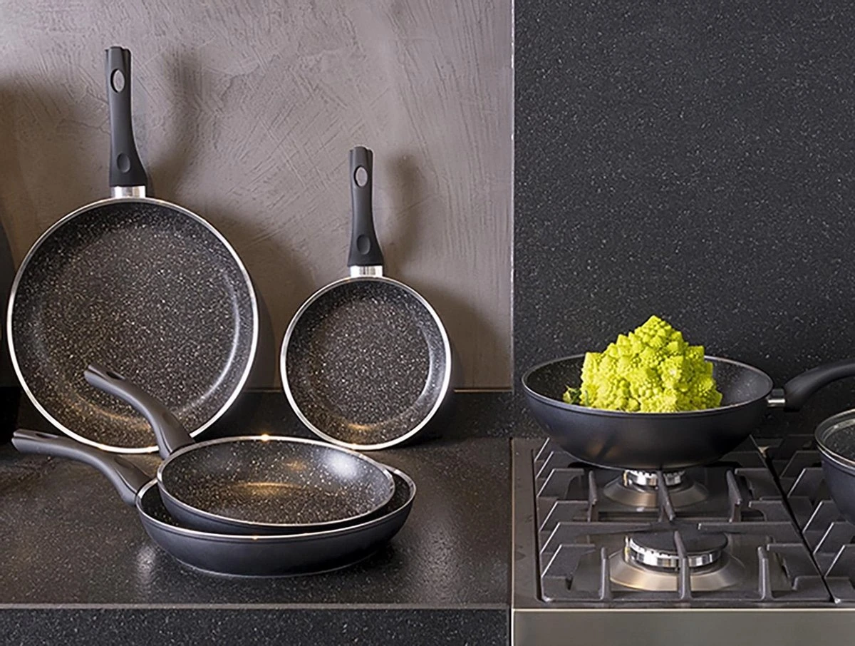 Sola Hapjespan Stonehenge - Ø 28 Cm - Zwart/wit - Aluminium - Antiaanbaklaag 4 Sola Hapjespan Stonehenge - Ø 28 Cm - Zwart/wit - Aluminium - Antiaanbaklaag - Afbeelding 2