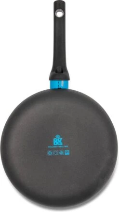 BK Blue Label Basics Hapjespan - Ø 24 Cm - Keramisch (PFAS Vrij) - Geen Inductie 7 BK Blue Label Basics Hapjespan - Ø 24 Cm - Keramisch (PFAS Vrij) - Geen Inductie -Kookgerei Korting Winkel 679x1200 1