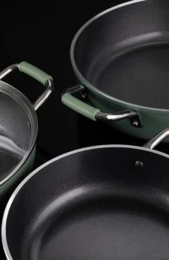 Primecook - Braadpan / Hapjespan Met Deksel - Ø 28 Cm - PFAS-vrij - Inductie - Ecoshield 23 Primecook - Braadpan / Hapjespan Met Deksel - Ø 28 Cm - PFAS-vrij - Inductie - Ecoshield -Kookgerei Korting Winkel 781x1200