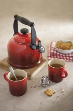 Le Creuset Tradition Fluitketel - 2.1 L - Kersenrood 7 Le Creuset Tradition Fluitketel - 2.1 L - Kersenrood -Kookgerei Korting Winkel 799x1200 19
