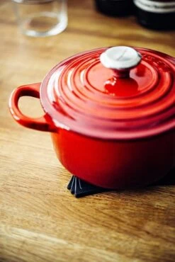 Le Creuset Signature Braadpan - 4,2 L - 24 Cm - Kersenrood 17 Le Creuset Signature Braadpan - 4,2 L - 24 Cm - Kersenrood -Kookgerei Korting Winkel 801x1200 6
