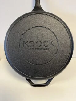 Koock Amsterdam® Skillet Gietijzer - Koekenpan - Geschikt Voor Alle Warmtebronnen Incl. BBQ En Inductie 14 Koock Amsterdam® Skillet Gietijzer - Koekenpan - Geschikt Voor Alle Warmtebronnen Incl. BBQ En Inductie -Kookgerei Korting Winkel 899x1200 4